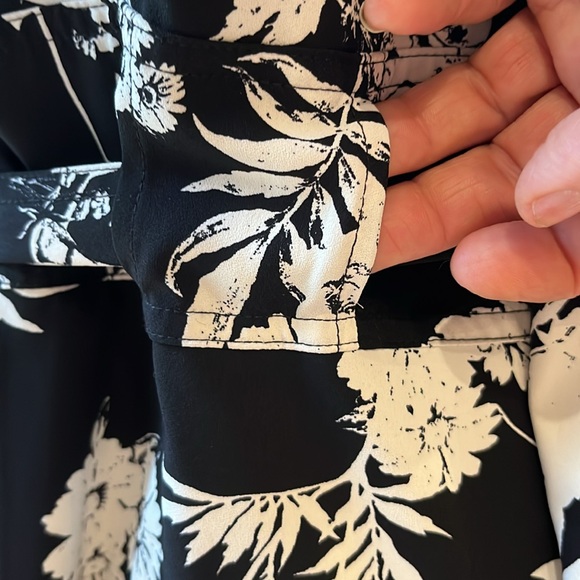 NWOT cinq a sept black and white floral print belted lightweight trench coat. - Picture 10 of 14